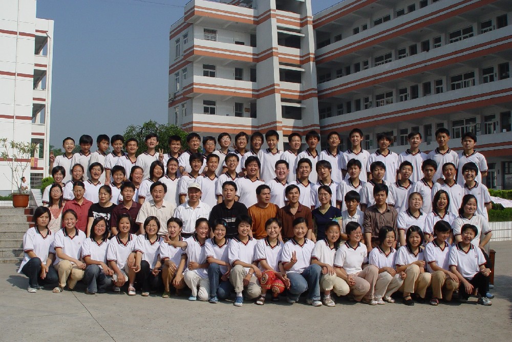 ​阳光中学2004届毕业班合影